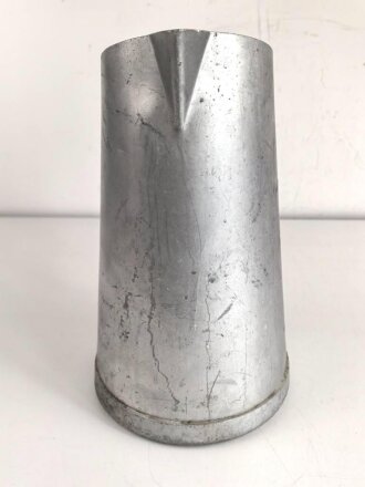 Wasserkanne Wehrmacht aus Aluminium, Hersteller MN39, aussen neuzeitlich silbern lackiert. Ungereinigt