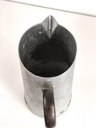 Wasserkanne Wehrmacht aus Aluminium, Hersteller MN39, aussen neuzeitlich silbern lackiert. Ungereinigt