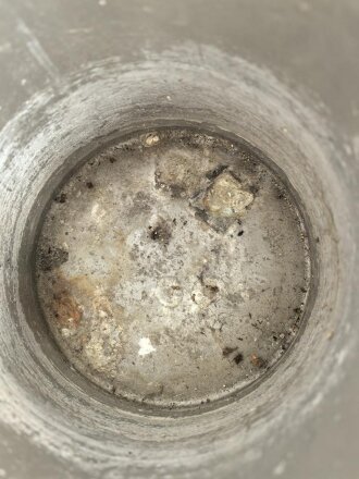 Wasserkanne Wehrmacht aus Aluminium, Hersteller MN39, aussen neuzeitlich silbern lackiert. Ungereinigt