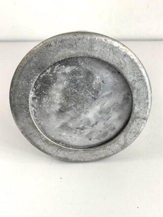 Wasserkanne Wehrmacht aus Aluminium, Hersteller MN39, aussen neuzeitlich silbern lackiert. Ungereinigt