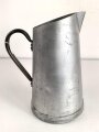 Wasserkanne Wehrmacht aus Aluminium, Hersteller MN39, aussen neuzeitlich silbern lackiert. Ungereinigt