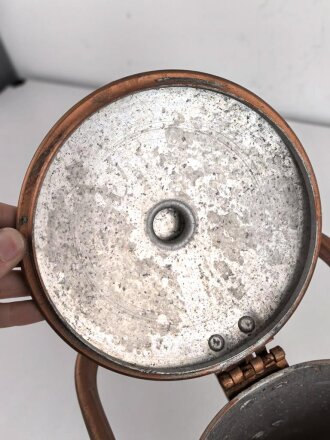Wasserkanne Wehrmacht aus Aluminium, Hersteller RFI 41, aussen neuzeitlich lackiert. Ungereinigt