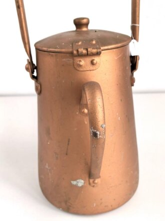 Wasserkanne Wehrmacht aus Aluminium, Hersteller RFI 41, aussen neuzeitlich lackiert. Ungereinigt