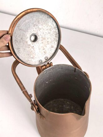 Wasserkanne Wehrmacht aus Aluminium, Hersteller RFI 41, aussen neuzeitlich lackiert. Ungereinigt