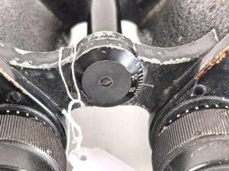 Dienstglas 10 x 50 Wehrmacht. Hersteller Carl Zeiss Jena. Gute Durchsicht, rechts mit vielen kleinen Punkten, deutliche Strichplatte. Die Okularringe eingeklebt