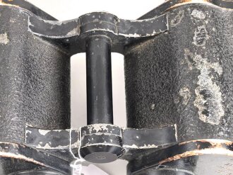 Dienstglas 10 x 50 Wehrmacht. Hersteller Carl Zeiss Jena. Gute Durchsicht, rechts mit vielen kleinen Punkten, deutliche Strichplatte. Die Okularringe eingeklebt