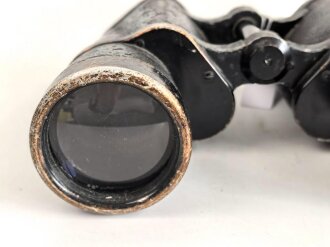 Dienstglas 10 x 50 Wehrmacht. Hersteller Carl Zeiss Jena. Gute Durchsicht, rechts mit vielen kleinen Punkten, deutliche Strichplatte. Die Okularringe eingeklebt