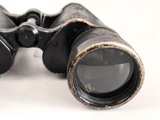Dienstglas 10 x 50 Wehrmacht. Hersteller Carl Zeiss Jena. Gute Durchsicht, rechts mit vielen kleinen Punkten, deutliche Strichplatte. Die Okularringe eingeklebt