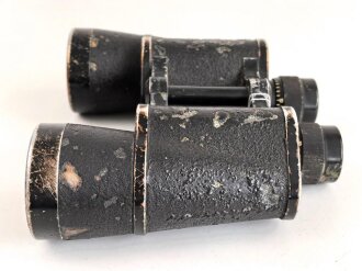 Dienstglas 10 x 50 Wehrmacht. Hersteller Carl Zeiss Jena. Gute Durchsicht, rechts mit vielen kleinen Punkten, deutliche Strichplatte. Die Okularringe eingeklebt