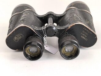 Dienstglas 10 x 50 Wehrmacht. Hersteller Carl Zeiss Jena. Gute Durchsicht, rechts mit vielen kleinen Punkten, deutliche Strichplatte. Die Okularringe eingeklebt