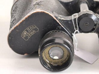 Dienstglas 10 x 50 Wehrmacht. Hersteller Carl Zeiss Jena. Gute Durchsicht, rechts mit vielen kleinen Punkten, deutliche Strichplatte. Die Okularringe eingeklebt
