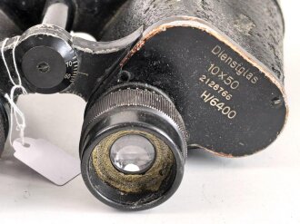 Dienstglas 10 x 50 Wehrmacht. Hersteller Carl Zeiss Jena. Gute Durchsicht, rechts mit vielen kleinen Punkten, deutliche Strichplatte. Die Okularringe eingeklebt