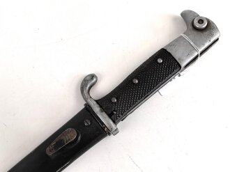 Kaiserreich und 1.Weltkrieg, kurzes Seitengewehr M1898 mit Sägerücken. Eigentumstsück, die hintere Griffschale beschädigt. Scheide Originallack
