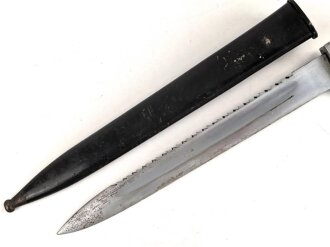 Kaiserreich und 1.Weltkrieg, kurzes Seitengewehr M1898 mit Sägerücken. Eigentumstsück, die hintere Griffschale beschädigt. Scheide Originallack