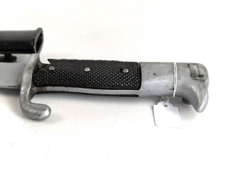 Kaiserreich und 1.Weltkrieg, kurzes Seitengewehr M1898 mit Sägerücken. Eigentumstsück, die hintere Griffschale beschädigt. Scheide Originallack