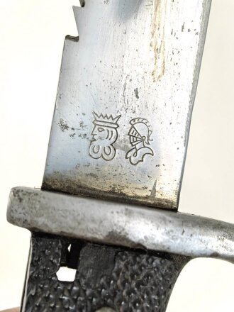 Kaiserreich und 1.Weltkrieg, kurzes Seitengewehr M1898 mit Sägerücken. Eigentumstsück, die hintere Griffschale beschädigt. Scheide Originallack