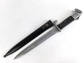 Kaiserreich und 1.Weltkrieg, kurzes Seitengewehr M1898 mit Sägerücken. Eigentumstsück, die hintere Griffschale beschädigt. Scheide Originallack