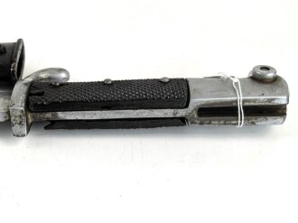 Kaiserreich und 1.Weltkrieg, kurzes Seitengewehr M1898 mit Sägerücken. Eigentumstsück, die hintere Griffschale beschädigt. Scheide Originallack