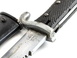 Kaiserreich und 1.Weltkrieg, kurzes Seitengewehr M1898 mit Sägerücken. Eigentumstsück, die hintere Griffschale beschädigt. Scheide Originallack
