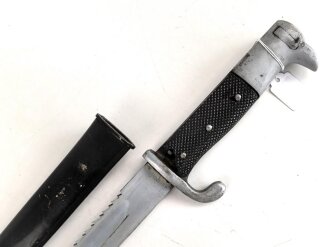 Kaiserreich und 1.Weltkrieg, kurzes Seitengewehr M1898 mit Sägerücken. Eigentumstsück, die hintere Griffschale beschädigt. Scheide Originallack