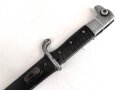 Kaiserreich und 1.Weltkrieg, kurzes Seitengewehr M1898 mit Sägerücken. Eigentumstsück, die hintere Griffschale beschädigt. Scheide Originallack