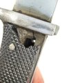Kaiserreich und 1.Weltkrieg, kurzes Seitengewehr M1898 mit Sägerücken. Eigentumstsück, die hintere Griffschale beschädigt. Scheide Originallack