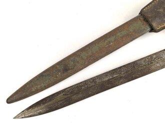 1. Weltkrieg, Ersatzseitengewehr im Koppelschuh. Blechprägegriff, ungereinigtes Stück, Originallack.