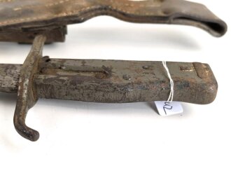 1. Weltkrieg, Ersatzseitengewehr im Koppelschuh. Blechprägegriff, ungereinigtes Stück, Originallack.