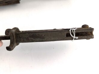 1. Weltkrieg, Ersatzseitengewehr im Koppelschuh. Blechprägegriff, ungereinigtes Stück, Originallack.