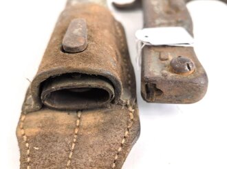 1. Weltkrieg, Ersatzseitengewehr im Koppelschuh. Blechprägegriff, ungereinigtes Stück, Originallack.