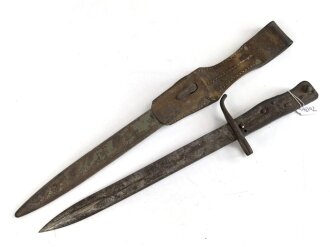1. Weltkrieg, Ersatzseitengewehr im Koppelschuh. Blechprägegriff, ungereinigtes Stück, Originallack.