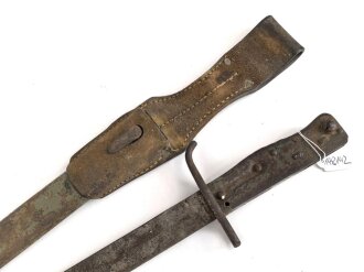1. Weltkrieg, Ersatzseitengewehr im Koppelschuh. Blechprägegriff, ungereinigtes Stück, Originallack.