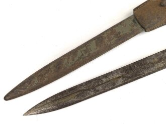 1. Weltkrieg, Ersatzseitengewehr im Koppelschuh. Blechprägegriff, ungereinigtes Stück, Originallack.