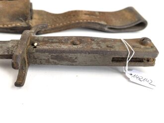 1. Weltkrieg, Ersatzseitengewehr im Koppelschuh. Blechprägegriff, ungereinigtes Stück, Originallack.