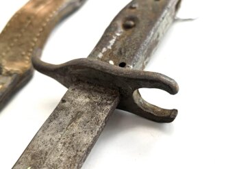 1. Weltkrieg, Ersatzseitengewehr im Koppelschuh. Blechprägegriff, ungereinigtes Stück, Originallack.