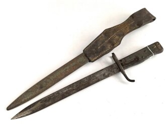 1. Weltkrieg, Ersatzseitengewehr im Koppelschuh. Blechprägegriff, ungereinigtes Stück, Originallack.