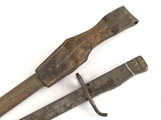 1. Weltkrieg, Ersatzseitengewehr im Koppelschuh. Blechprägegriff, ungereinigtes Stück, Originallack.