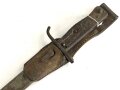 1. Weltkrieg, Ersatzseitengewehr im Koppelschuh. Blechprägegriff, ungereinigtes Stück, Originallack.