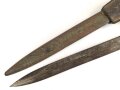 1. Weltkrieg, Ersatzseitengewehr im Koppelschuh. Blechprägegriff, ungereinigtes Stück, Originallack.