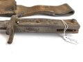 1. Weltkrieg, Ersatzseitengewehr im Koppelschuh. Blechprägegriff, ungereinigtes Stück, Originallack.