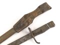 1. Weltkrieg, Ersatzseitengewehr im Koppelschuh. Blechprägegriff, ungereinigtes Stück, Originallack.