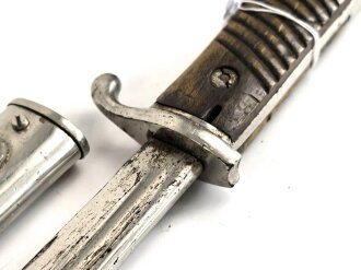 Kaiserreich und 1. Weltkrieg, Seitengewehr 98, Eigentumstück in gutem Gesamtzustand, die Scheide leicht geschrumpft