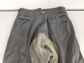 Stiefelhose für Offiziere des Heeres. Steingaues Eigentumstück, getragen, mit diversen alten Flickstellen
