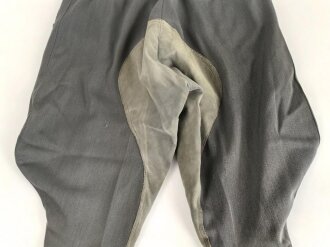 Stiefelhose für Offiziere des Heeres. Steingaues Eigentumstück, getragen, mit diversen alten Flickstellen