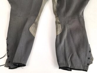 Stiefelhose für Offiziere des Heeres. Steingaues Eigentumstück, getragen, mit diversen alten Flickstellen