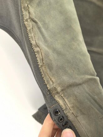 Stiefelhose für Offiziere des Heeres. Steingaues Eigentumstück, getragen, mit diversen alten Flickstellen