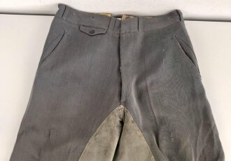 Stiefelhose für Offiziere des Heeres. Steingaues Eigentumstück, getragen, mit diversen alten Flickstellen