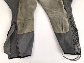 Stiefelhose für Offiziere des Heeres. Steingaues Eigentumstück, getragen, mit diversen alten Flickstellen