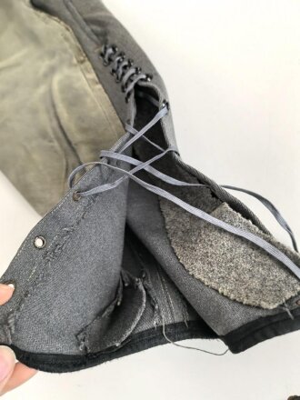 Stiefelhose für Offiziere des Heeres. Steingaues Eigentumstück, getragen, mit diversen alten Flickstellen