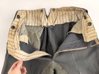 Stiefelhose für Offiziere des Heeres. Steingaues Eigentumstück, getragen, mit diversen alten Flickstellen